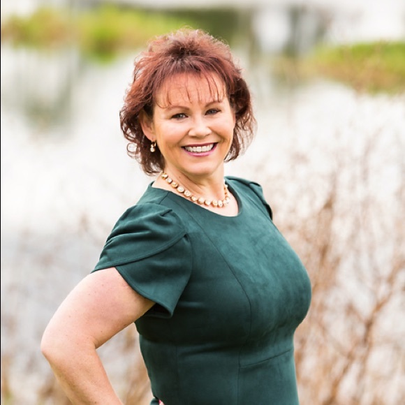 Meet your Posher, Jennifer - Picture 2 of 2